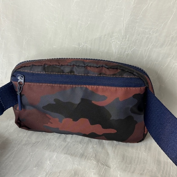 lululemon athletica Camo Crossbody Bag - Picture 3 of 6